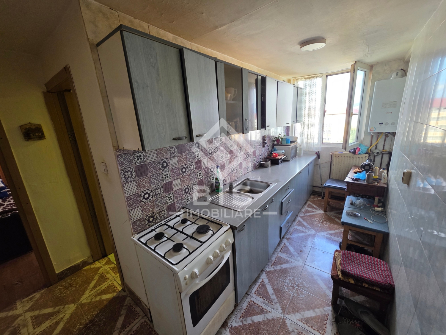 Apartament 2 camere semidecomandat.